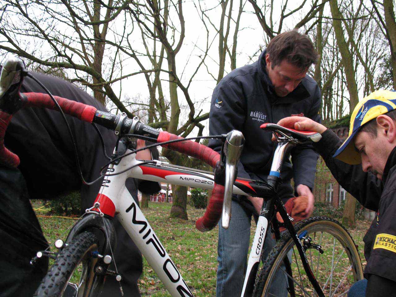 mw-gk-mario de clercq working on his sons bike in the pits-sm.jpg